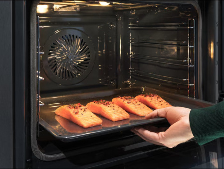 Электрический духовой шкаф Electrolux EOB7S31V белый
