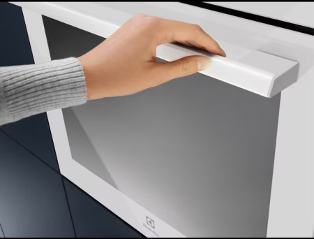 Электрический духовой шкаф Electrolux EOB7S31V белый