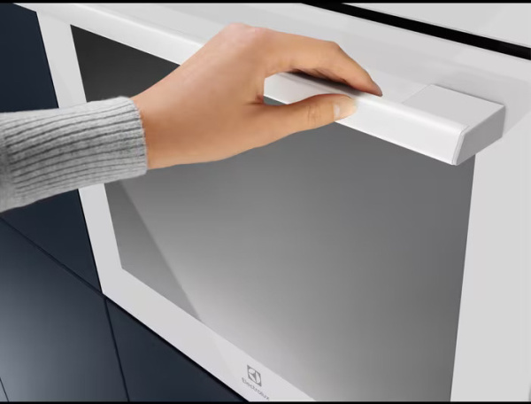 Электрический духовой шкаф Electrolux EOB7S31V белый